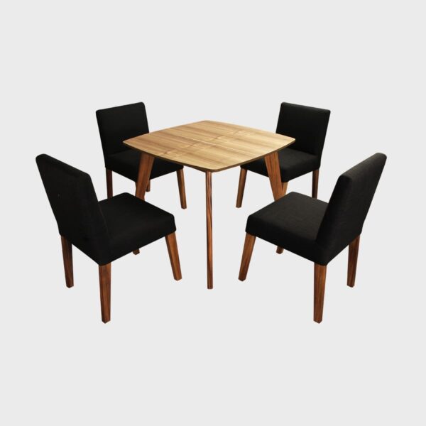 Comedor Carmen Ady; vista completa de la composición del comedor en madera y tela oscura
