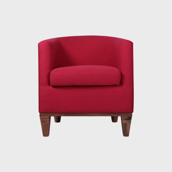 Sillón Mik; pieza que muedstra un increíble diseño de semi círculo