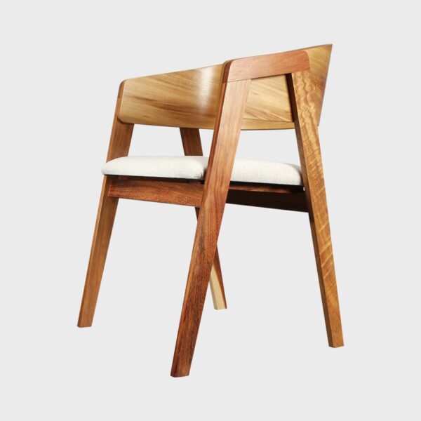 Silla Carmen Desarmable; fotografía que deja ver las dimensiones del mueble
