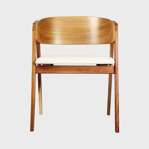 Silla Carmen Desarmable; visión frontal de la silla con un asiento delgado