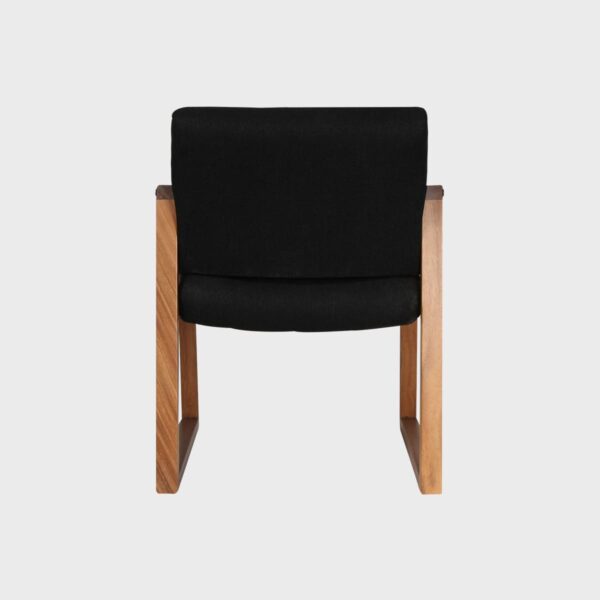 Silla Holanda; parte trasera de la silla en donde se ve el contraste de tela y madera