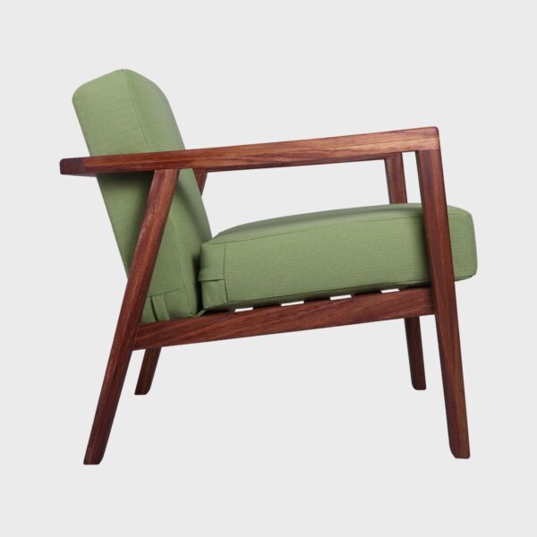 Sillón Ocasional Salvatore Parota Exterior; toma de la novedosa estructura lateral del modelo